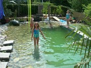 Badende im Schwimmteich